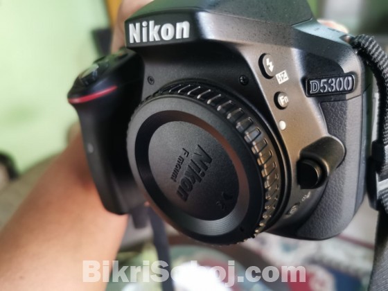 NIKON 5300 With Nikon AF-S DX NIKKOR 18-140mm Lens